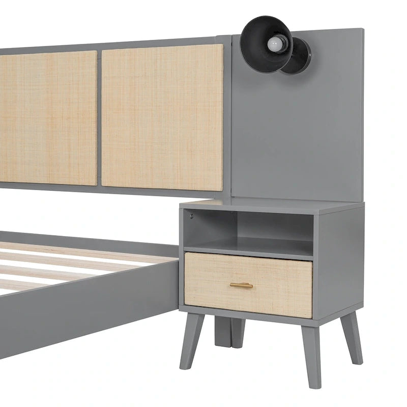 Letto a piattaforma in legno massello con comodini e lampade per testiera