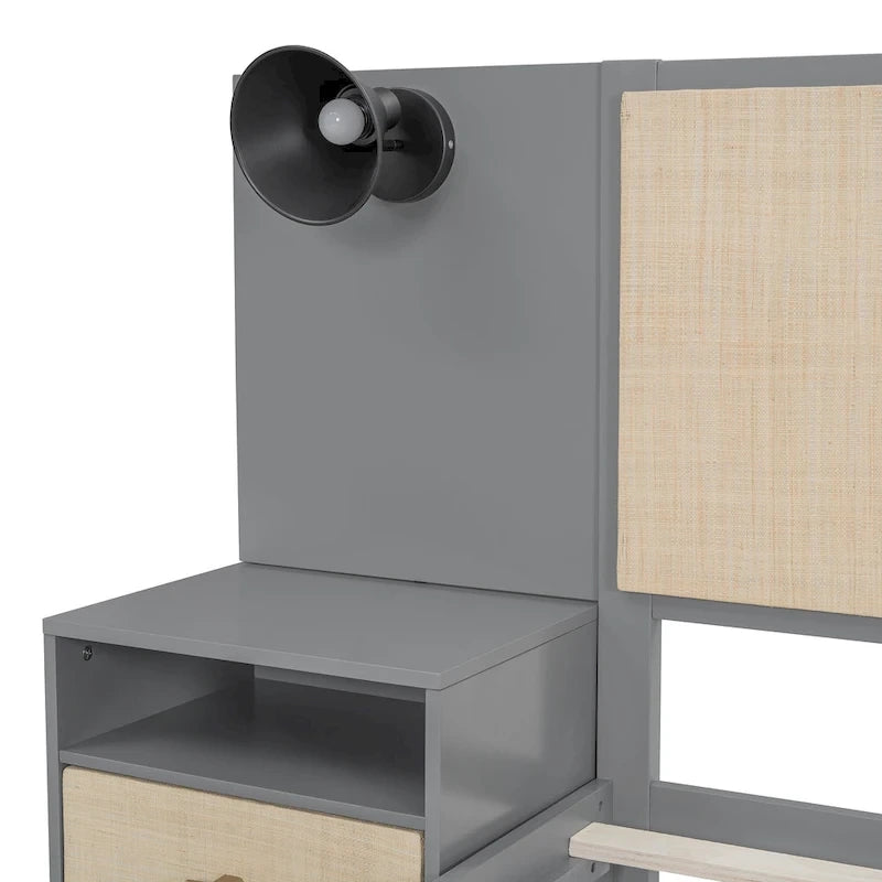Letto a piattaforma in legno massello con comodini e lampade per testiera