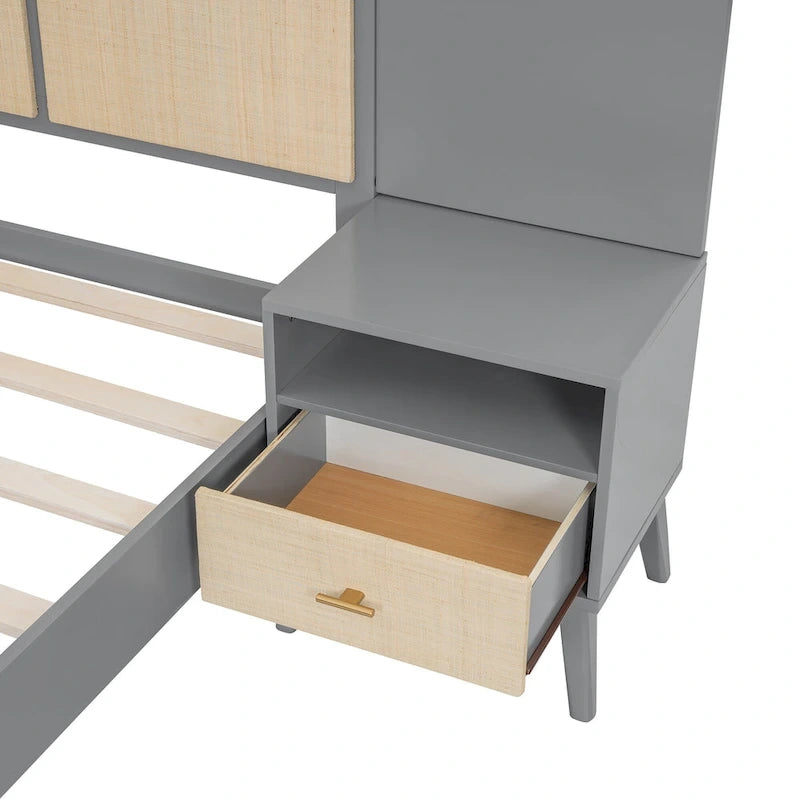 Letto a piattaforma in legno massello con comodini e lampade per testiera