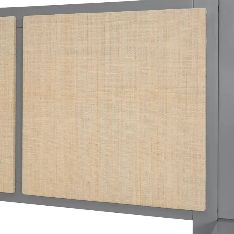 Letto a piattaforma in legno massello con comodini e lampade per testiera