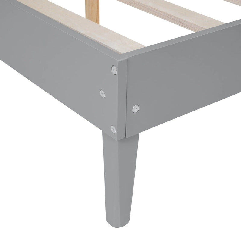 Letto a piattaforma in legno massello con comodini e lampade per testiera